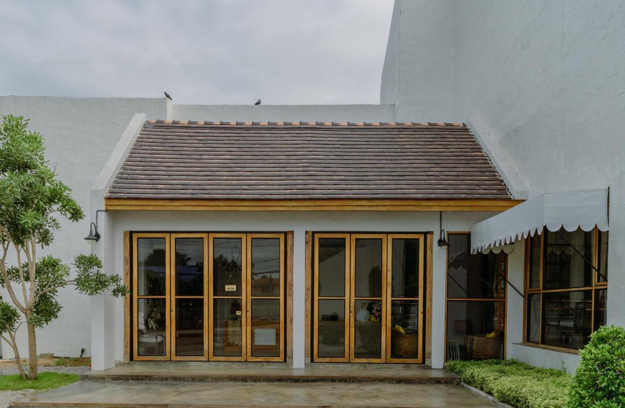 White Wall Riverfront Hotel Kamphaeng Phet Exterior photo